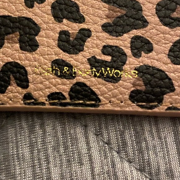 Bath and Body Works Pocketbac card holder cheetah print lanyard - Picture 4 of 4